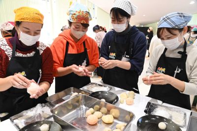 とぴあ管内産の果物でフルーツ大福作り